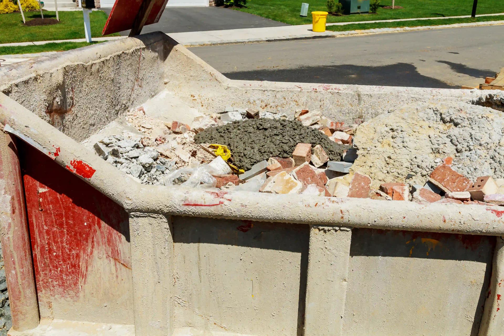 loaded-dumpster-near-a-construction-site